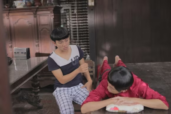 Hoài Lâm hài hước với kiểu tóc "đầu nấm" trong phim Tết ảnh 9 Hoài Lâm hài hước với kiểu tóc "đầu nấm" trong phim Tết ảnh 9