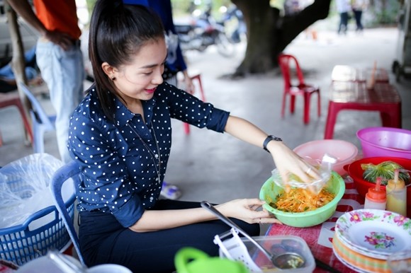 Á hậu Lệ Hằng thăm các thầy cô nhân ngày 20-11 ảnh 9 Á hậu Lệ Hằng thăm các thầy cô nhân ngày 20-11 ảnh 9