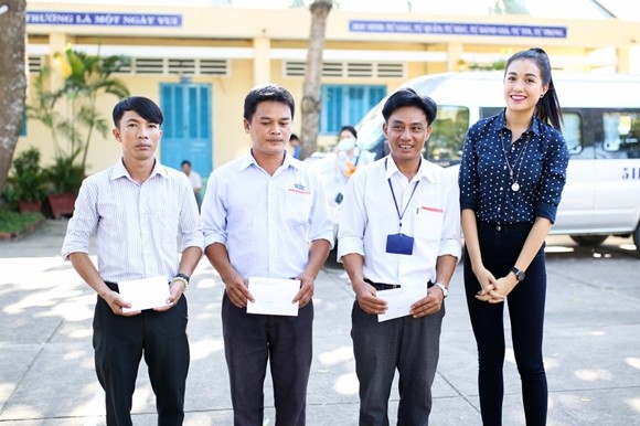 Á hậu Lệ Hằng thăm các thầy cô nhân ngày 20-11 ảnh 4 Á hậu Lệ Hằng thăm các thầy cô nhân ngày 20-11 ảnh 4
