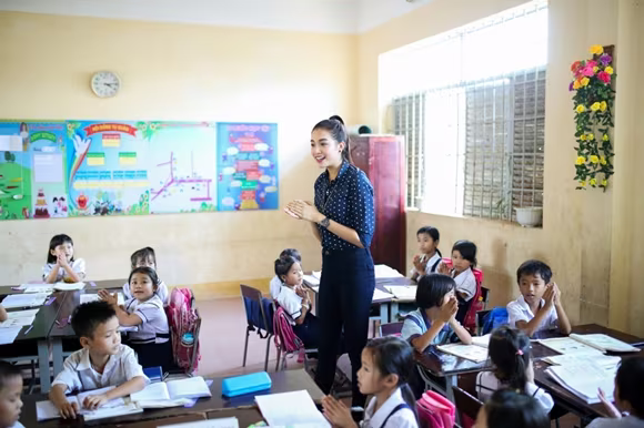 Á hậu Lệ Hằng thăm các thầy cô nhân ngày 20-11 ảnh 7 Á hậu Lệ Hằng thăm các thầy cô nhân ngày 20-11 ảnh 7