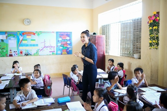 Á hậu Lệ Hằng thăm các thầy cô nhân ngày 20-11 ảnh 7 Á hậu Lệ Hằng thăm các thầy cô nhân ngày 20-11 ảnh 7