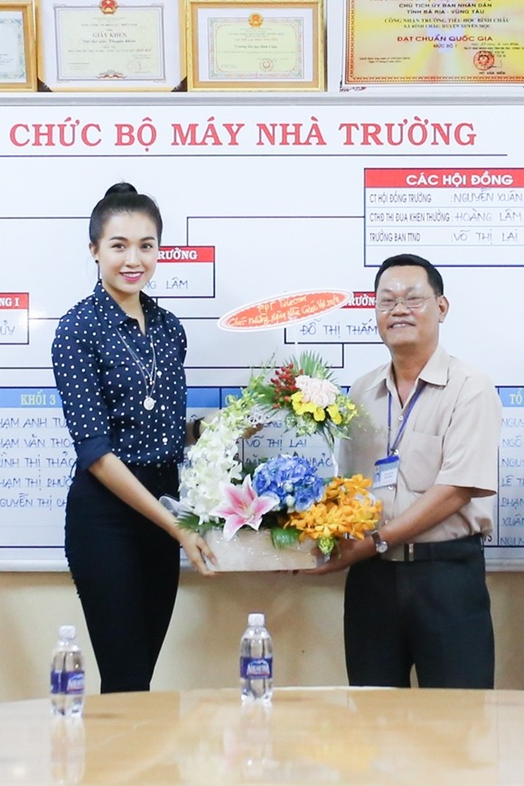 Á hậu Lệ Hằng thăm các thầy cô nhân ngày 20-11 ảnh 3 Á hậu Lệ Hằng thăm các thầy cô nhân ngày 20-11 ảnh 3