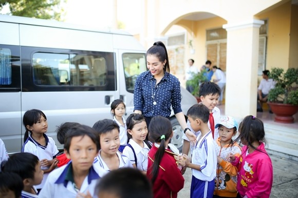 Á hậu Lệ Hằng thăm các thầy cô nhân ngày 20-11 ảnh 5 Á hậu Lệ Hằng thăm các thầy cô nhân ngày 20-11 ảnh 5