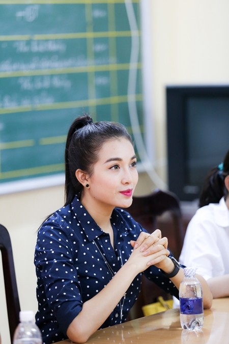 Á hậu Lệ Hằng thăm các thầy cô nhân ngày 20-11 ảnh 1 Á hậu Lệ Hằng thăm các thầy cô nhân ngày 20-11 ảnh 1