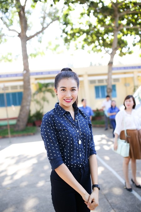 Á hậu Lệ Hằng thăm các thầy cô nhân ngày 20-11 ảnh 2 Á hậu Lệ Hằng thăm các thầy cô nhân ngày 20-11 ảnh 2