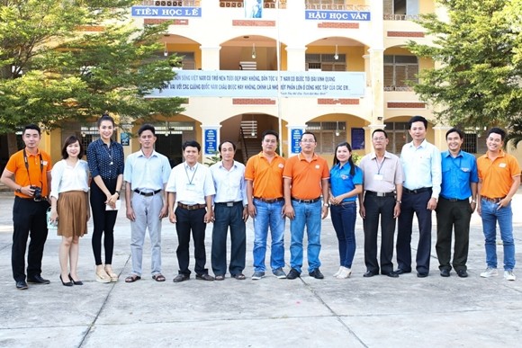 Á hậu Lệ Hằng thăm các thầy cô nhân ngày 20-11 ảnh 10 Á hậu Lệ Hằng thăm các thầy cô nhân ngày 20-11 ảnh 10