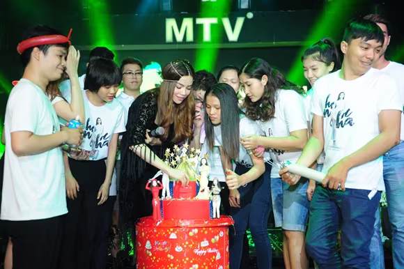 Noo Phước Thịnh bất ngờ xuất hiện trong sinh nhật Hồ Ngọc Hà ảnh 6