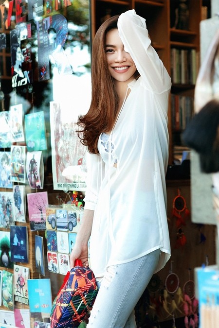 Hồ Ngọc Hà phối đồ trẻ trung, thanh lịch xuống phố ảnh 4 Hồ Ngọc Hà phối đồ trẻ trung, thanh lịch xuống phố ảnh 4
