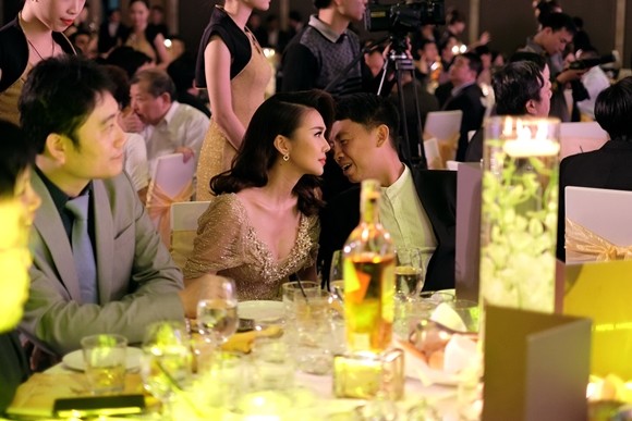 Thanh Hằng thêm phần nổi bật khi "mạnh tay" diện phụ kiện 2 tỷ đồng ảnh 5 Thanh Hằng thêm phần nổi bật khi "mạnh tay" diện phụ kiện 2 tỷ đồng ảnh 5