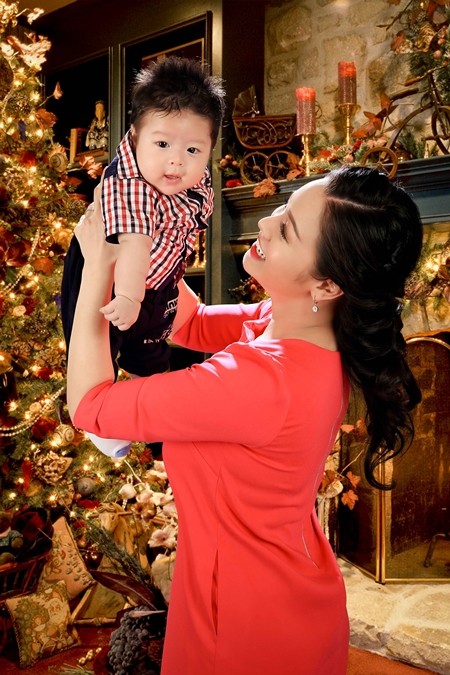 Nhật Kim Anh ghi lại hình ảnh Giáng sinh đầu tiên cùng chồng, con ảnh 1 Nhật Kim Anh ghi lại hình ảnh Giáng sinh đầu tiên cùng chồng, con ảnh 1