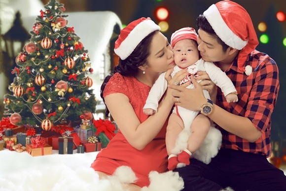 Nhật Kim Anh ghi lại hình ảnh Giáng sinh đầu tiên cùng chồng, con ảnh 4 Nhật Kim Anh ghi lại hình ảnh Giáng sinh đầu tiên cùng chồng, con ảnh 4