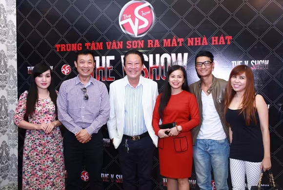 Danh hài Vân Sơn ra mắt nhà hát "The V Show" tại TP Hồ Chí Minh ảnh 6 Danh hài Vân Sơn ra mắt nhà hát "The V Show" tại TP Hồ Chí Minh ảnh 6