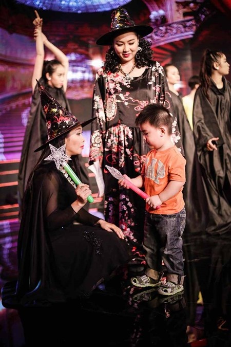 Con trai 2 tuổi của Kim Tử Long đại náo trường quay Danh hài đất Việt ảnh 9 Con trai 2 tuổi của Kim Tử Long đại náo trường quay Danh hài đất Việt ảnh 9