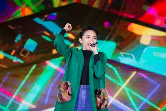 Sơn Tùng M-TP cởi phăng áo khoác vì sức nóng của sinh viên Hà Nội ảnh 7 Sơn Tùng M-TP cởi phăng áo khoác vì sức nóng của sinh viên Hà Nội ảnh 7
