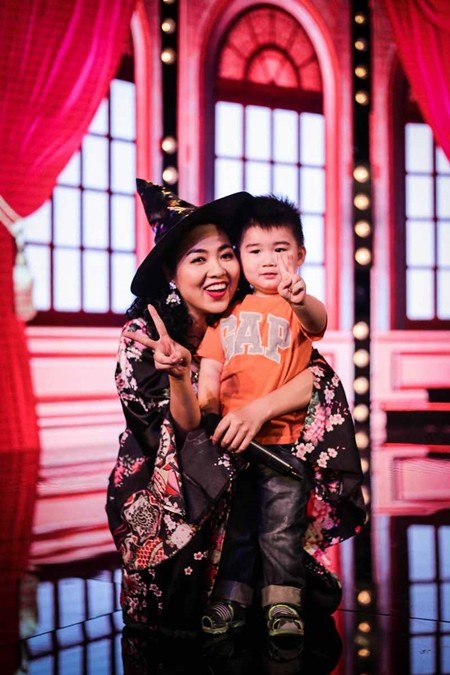Con trai 2 tuổi của Kim Tử Long đại náo trường quay Danh hài đất Việt ảnh 8 Con trai 2 tuổi của Kim Tử Long đại náo trường quay Danh hài đất Việt ảnh 8