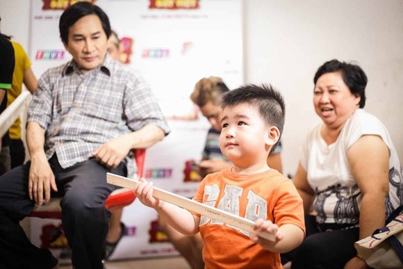 Con trai 2 tuổi của Kim Tử Long đại náo trường quay Danh hài đất Việt ảnh 1 Con trai 2 tuổi của Kim Tử Long đại náo trường quay Danh hài đất Việt ảnh 1