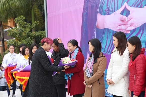 Sơn Tùng M-TP về thăm mái trường phổ thông tại Thái Bình ảnh 4 Sơn Tùng M-TP về thăm mái trường phổ thông tại Thái Bình ảnh 4