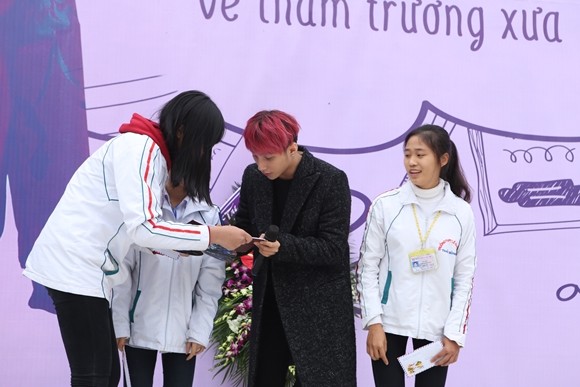 Sơn Tùng M-TP về thăm mái trường phổ thông tại Thái Bình ảnh 7 Sơn Tùng M-TP về thăm mái trường phổ thông tại Thái Bình ảnh 7