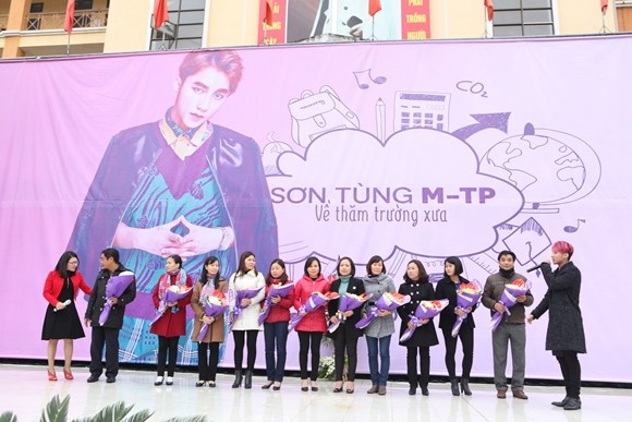 Sơn Tùng M-TP về thăm mái trường phổ thông tại Thái Bình ảnh 5 Sơn Tùng M-TP về thăm mái trường phổ thông tại Thái Bình ảnh 5