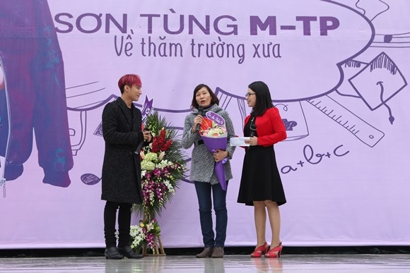 Sơn Tùng M-TP về thăm mái trường phổ thông tại Thái Bình ảnh 3 Sơn Tùng M-TP về thăm mái trường phổ thông tại Thái Bình ảnh 3