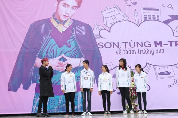 Sơn Tùng M-TP về thăm mái trường phổ thông tại Thái Bình ảnh 6 Sơn Tùng M-TP về thăm mái trường phổ thông tại Thái Bình ảnh 6