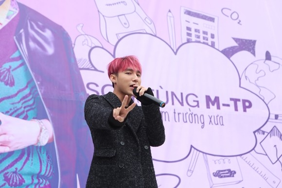Sơn Tùng M-TP về thăm mái trường phổ thông tại Thái Bình ảnh 8 Sơn Tùng M-TP về thăm mái trường phổ thông tại Thái Bình ảnh 8
