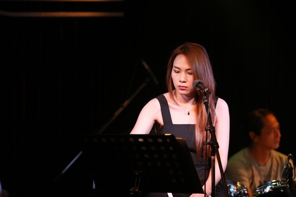 Biểu cảm đáng yêu của Mỹ Tâm tại buổi tập luyện cho "Ô cửa màu xanh" ảnh 7 Biểu cảm đáng yêu của Mỹ Tâm tại buổi tập luyện cho "Ô cửa màu xanh" ảnh 7