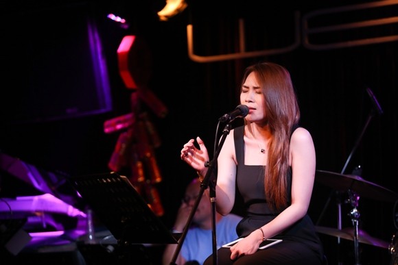 Biểu cảm đáng yêu của Mỹ Tâm tại buổi tập luyện cho "Ô cửa màu xanh" ảnh 8 Biểu cảm đáng yêu của Mỹ Tâm tại buổi tập luyện cho "Ô cửa màu xanh" ảnh 8