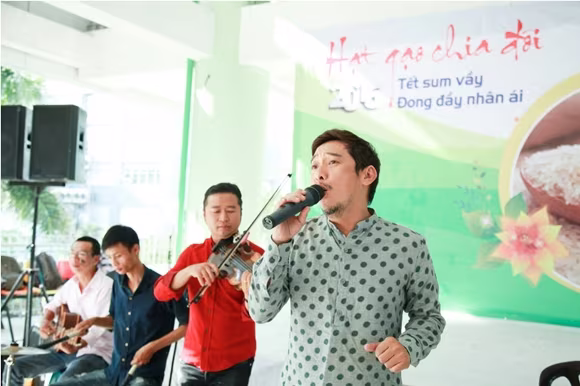 Nghệ sĩ mang niềm vui đến với bệnh nhân HIV/AIDS ảnh 6 Nghệ sĩ mang niềm vui đến với bệnh nhân HIV/AIDS ảnh 6