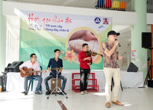 Nghệ sĩ mang niềm vui đến với bệnh nhân HIV/AIDS ảnh 4 Nghệ sĩ mang niềm vui đến với bệnh nhân HIV/AIDS ảnh 4