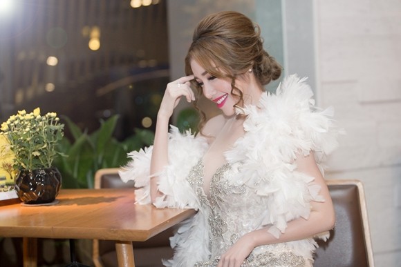 Elly Trần hút ánh nhìn với nhan sắc như thiên thần ảnh 3 Elly Trần hút ánh nhìn với nhan sắc như thiên thần ảnh 3