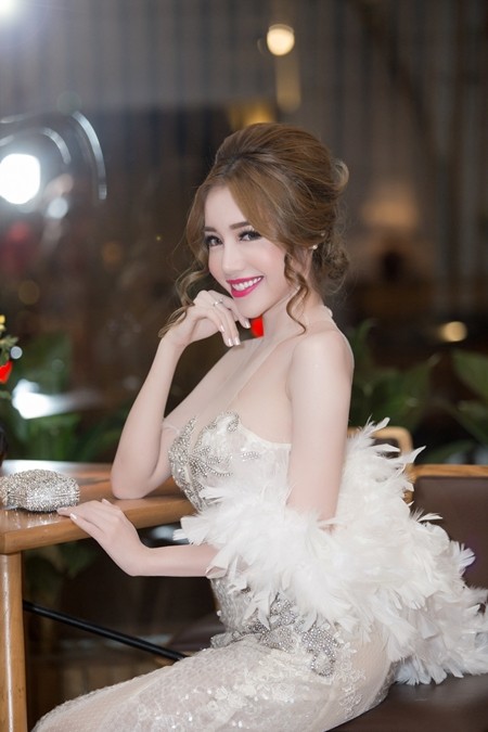 Elly Trần hút ánh nhìn với nhan sắc như thiên thần ảnh 6 Elly Trần hút ánh nhìn với nhan sắc như thiên thần ảnh 6