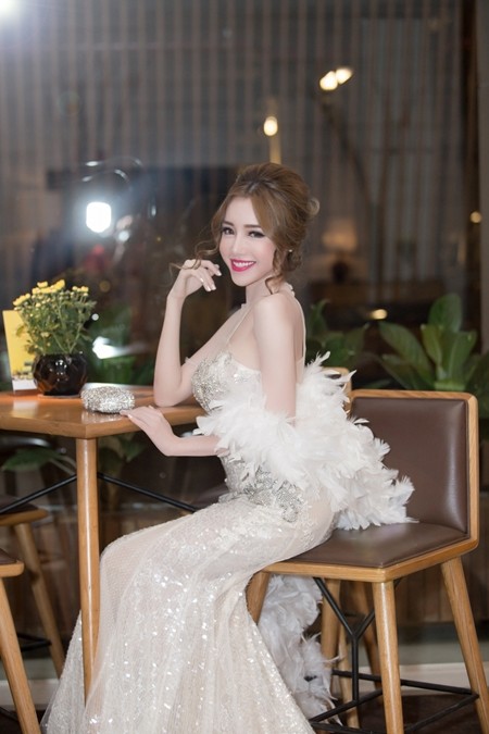 Elly Trần hút ánh nhìn với nhan sắc như thiên thần ảnh 7 Elly Trần hút ánh nhìn với nhan sắc như thiên thần ảnh 7