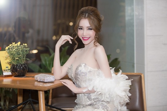 Elly Trần hút ánh nhìn với nhan sắc như thiên thần ảnh 5 Elly Trần hút ánh nhìn với nhan sắc như thiên thần ảnh 5