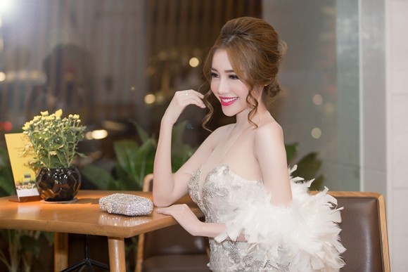 Elly Trần hút ánh nhìn với nhan sắc như thiên thần ảnh 4 Elly Trần hút ánh nhìn với nhan sắc như thiên thần ảnh 4