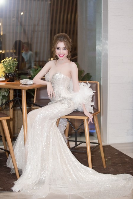 Elly Trần hút ánh nhìn với nhan sắc như thiên thần ảnh 8 Elly Trần hút ánh nhìn với nhan sắc như thiên thần ảnh 8