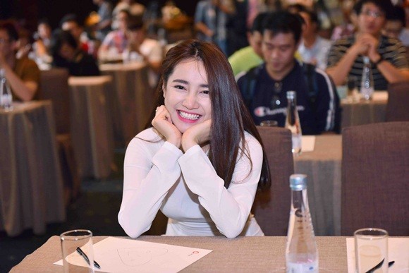 Nhã Phương mặc áo dài trắng nhận học bổng từ Trường Giang ảnh 2 Nhã Phương mặc áo dài trắng nhận học bổng từ Trường Giang ảnh 2