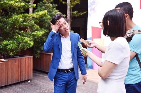 Nhã Phương mặc áo dài trắng nhận học bổng từ Trường Giang ảnh 1 Nhã Phương mặc áo dài trắng nhận học bổng từ Trường Giang ảnh 1