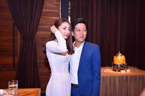 Nhã Phương mặc áo dài trắng nhận học bổng từ Trường Giang ảnh 3 Nhã Phương mặc áo dài trắng nhận học bổng từ Trường Giang ảnh 3