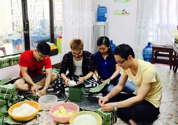 MC Quốc Bình "rủ rê" đồng nghiệp nấu bánh chưng ảnh 4 MC Quốc Bình "rủ rê" đồng nghiệp nấu bánh chưng ảnh 4