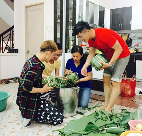 MC Quốc Bình "rủ rê" đồng nghiệp nấu bánh chưng ảnh 3 MC Quốc Bình "rủ rê" đồng nghiệp nấu bánh chưng ảnh 3