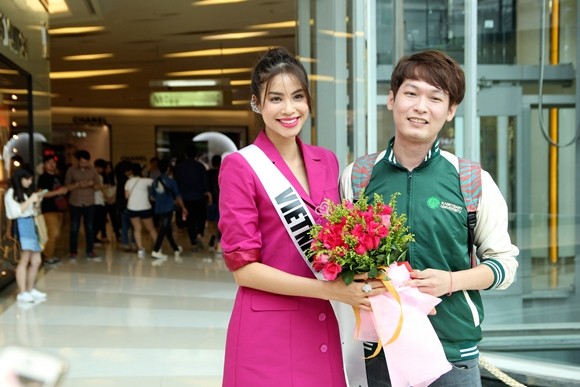 Hoa hậu Phạm Hương được người hâm mộ Thái Lan chào đón ảnh 5 Hoa hậu Phạm Hương được người hâm mộ Thái Lan chào đón ảnh 5