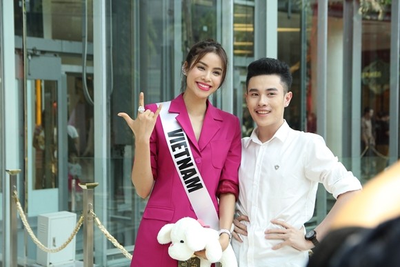 Hoa hậu Phạm Hương được người hâm mộ Thái Lan chào đón ảnh 7 Hoa hậu Phạm Hương được người hâm mộ Thái Lan chào đón ảnh 7