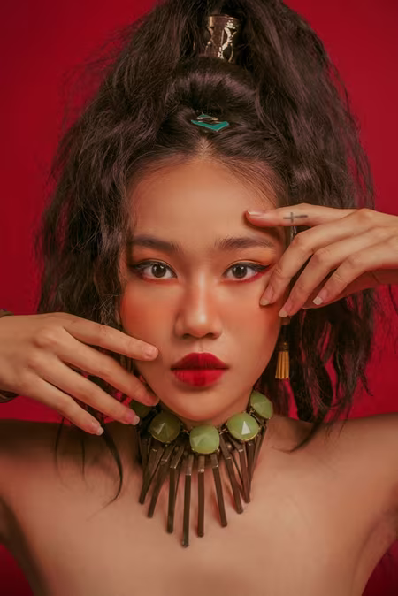 Với bộ ảnh “độc lạ” này, khán giả có thể nhìn thấy một Song Ngư lạnh lùng, cá tính nhưng không kém phần dị biệt qua những biểu cảm trên gương mặt cùng ánh mắt biết nói. Với bộ ảnh “độc lạ” này, khán giả có thể nhìn thấy một Song Ngư lạnh lùng, cá tính nhưng không kém phần dị biệt qua những biểu cảm trên gương mặt cùng ánh mắt biết nói.