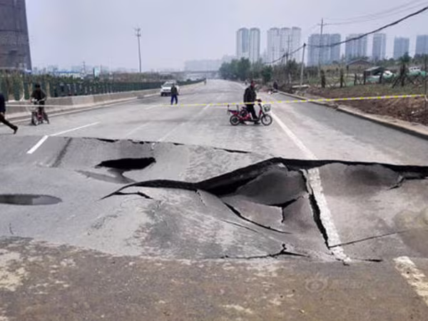 Sụt đường cao tốc chỉ sau một cơn mưa ảnh 1