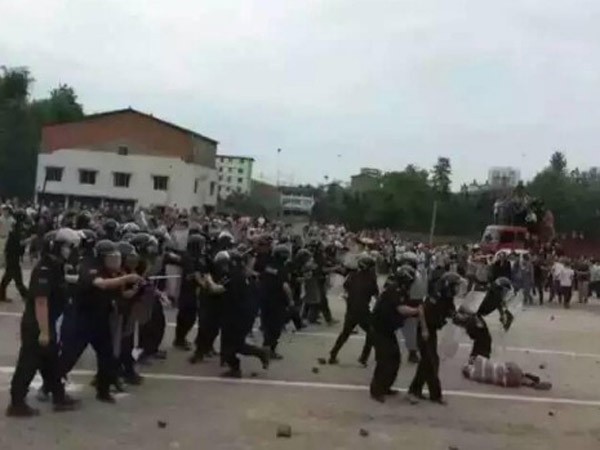 Người dân biểu tình đòi xây đường sắt cao tốc ảnh 1 Người dân biểu tình đòi xây đường sắt cao tốc ảnh 1