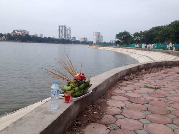 “Coi thường tính mạng, vì bơi không mất tiền!” ảnh 3 “Coi thường tính mạng, vì bơi không mất tiền!” ảnh 3