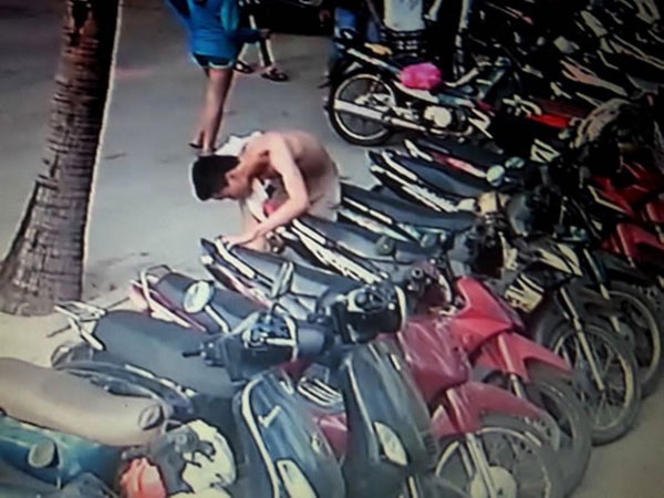 “Phù thủy” chuyên cởi trần phá cốp xe ảnh 1 “Phù thủy” chuyên cởi trần phá cốp xe ảnh 1