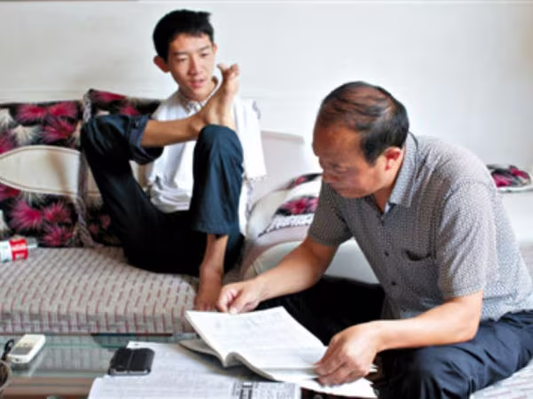 Thí sinh viết bằng chân đạt điểm thi cao ảnh 1 Thí sinh viết bằng chân đạt điểm thi cao ảnh 1