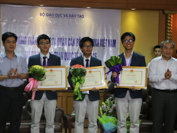 Đội tuyển Olympic Toán Việt Nam thắng lớn trở về nước ảnh 1 Đội tuyển Olympic Toán Việt Nam thắng lớn trở về nước ảnh 1